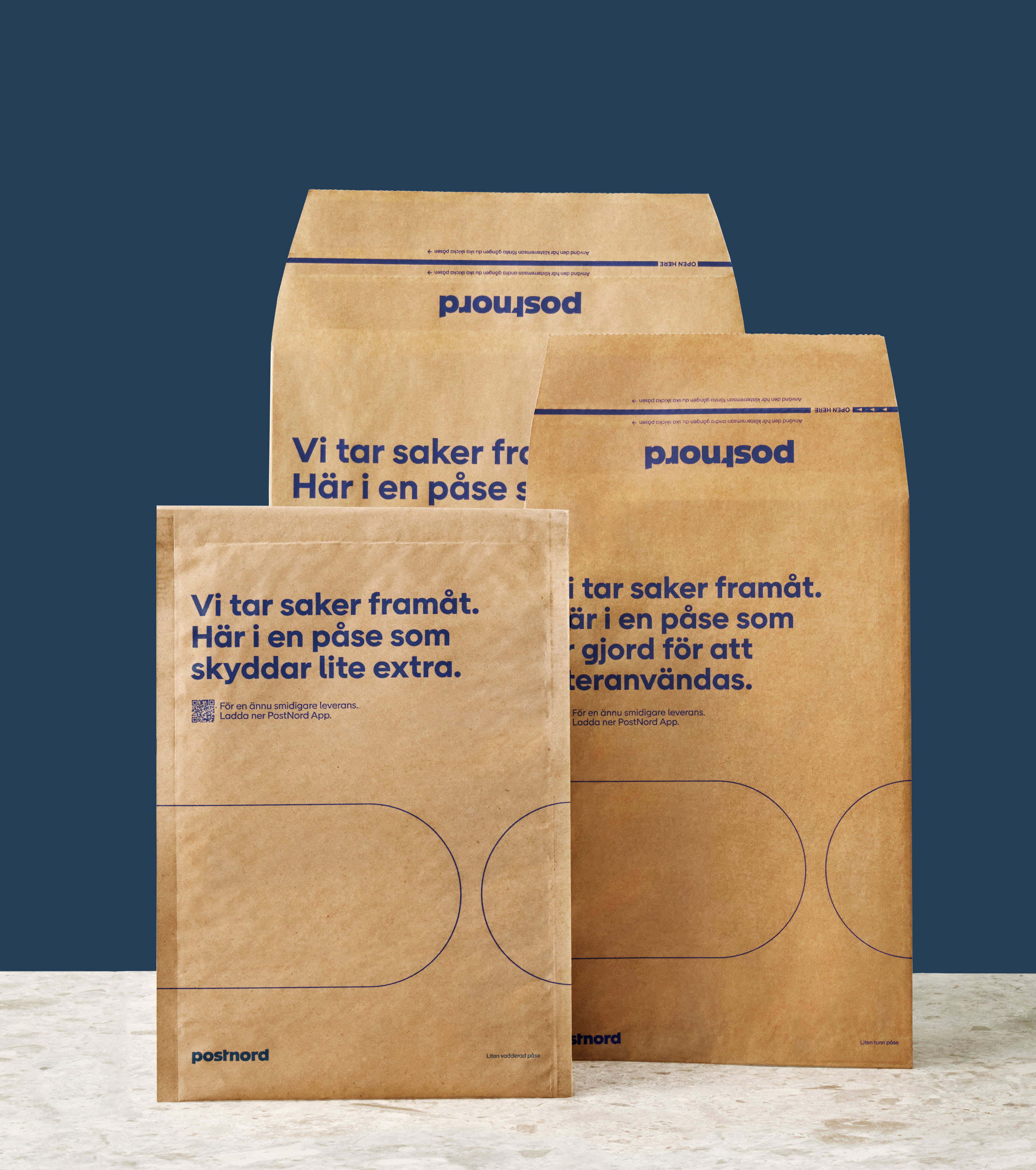 En bild på PostNords Packa snyggt påsar. Påsarna syns mot blå bakgrund.