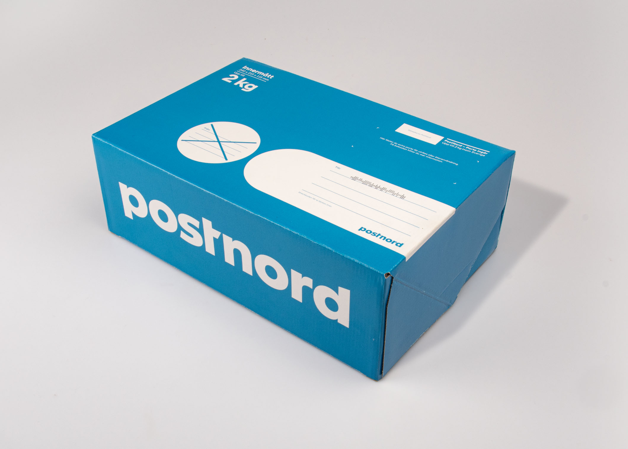 En ihopmonterad blå låda