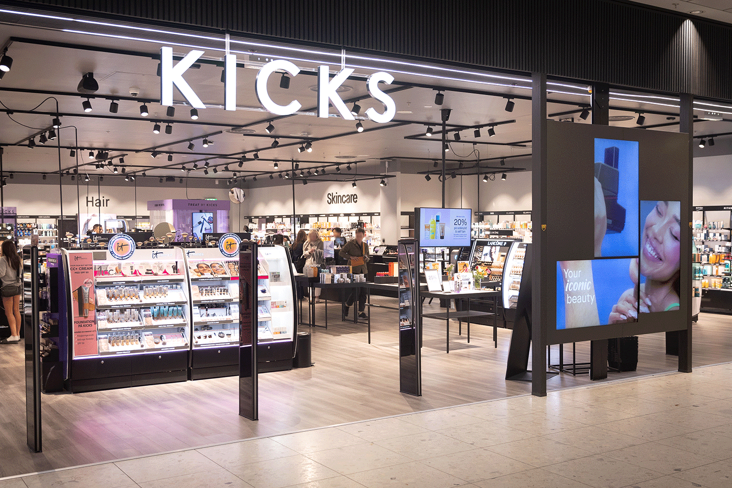 Bild på Kicks butik i Nacka forum, interiör. Kunder ses botanisera bland produkter som står på hyllorna.